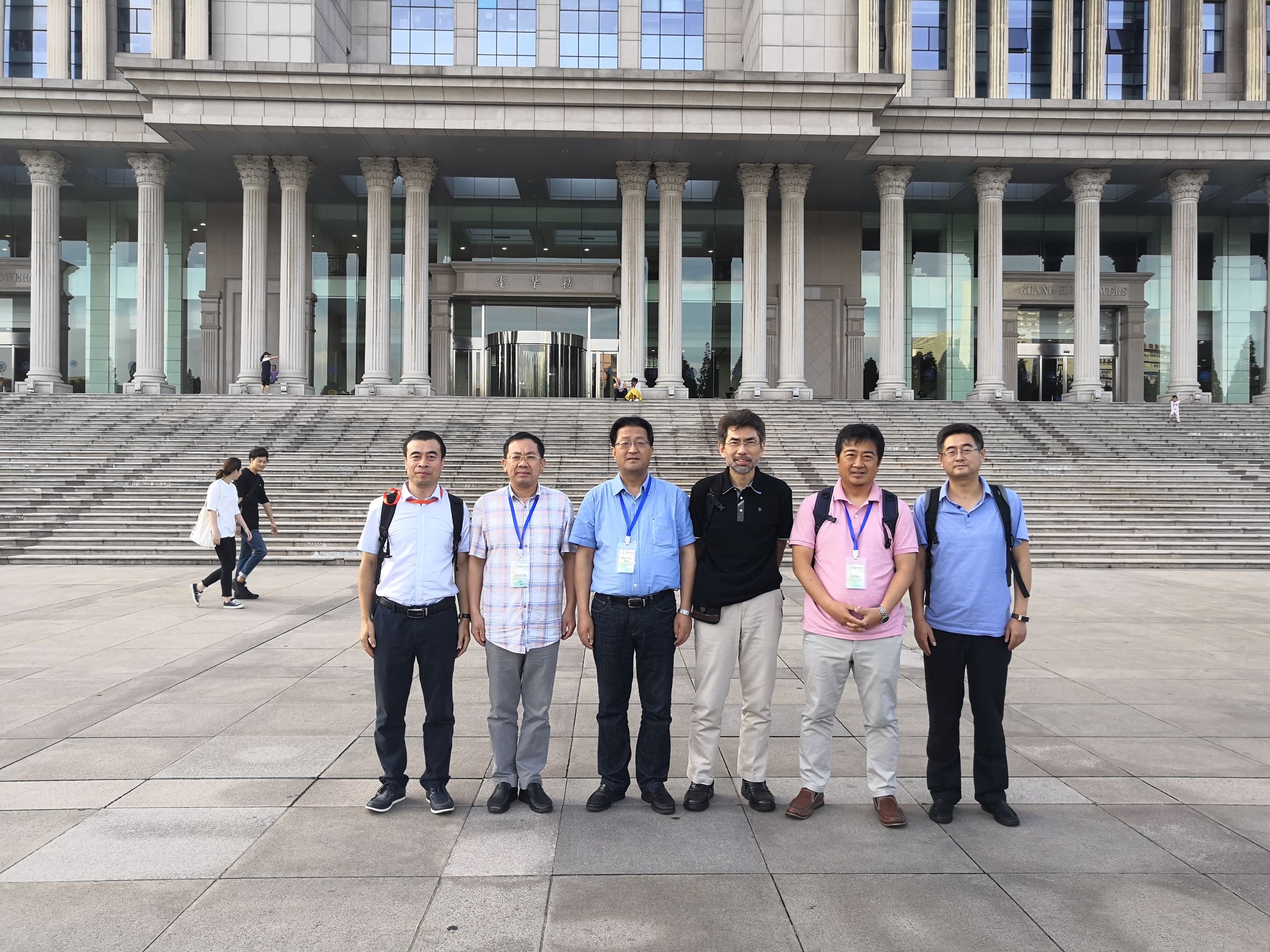 6月23日～27日に上海の復旦大学で開催されたASOS会議で招待講演を行いました。会場の前で旧知の研究仲間と。