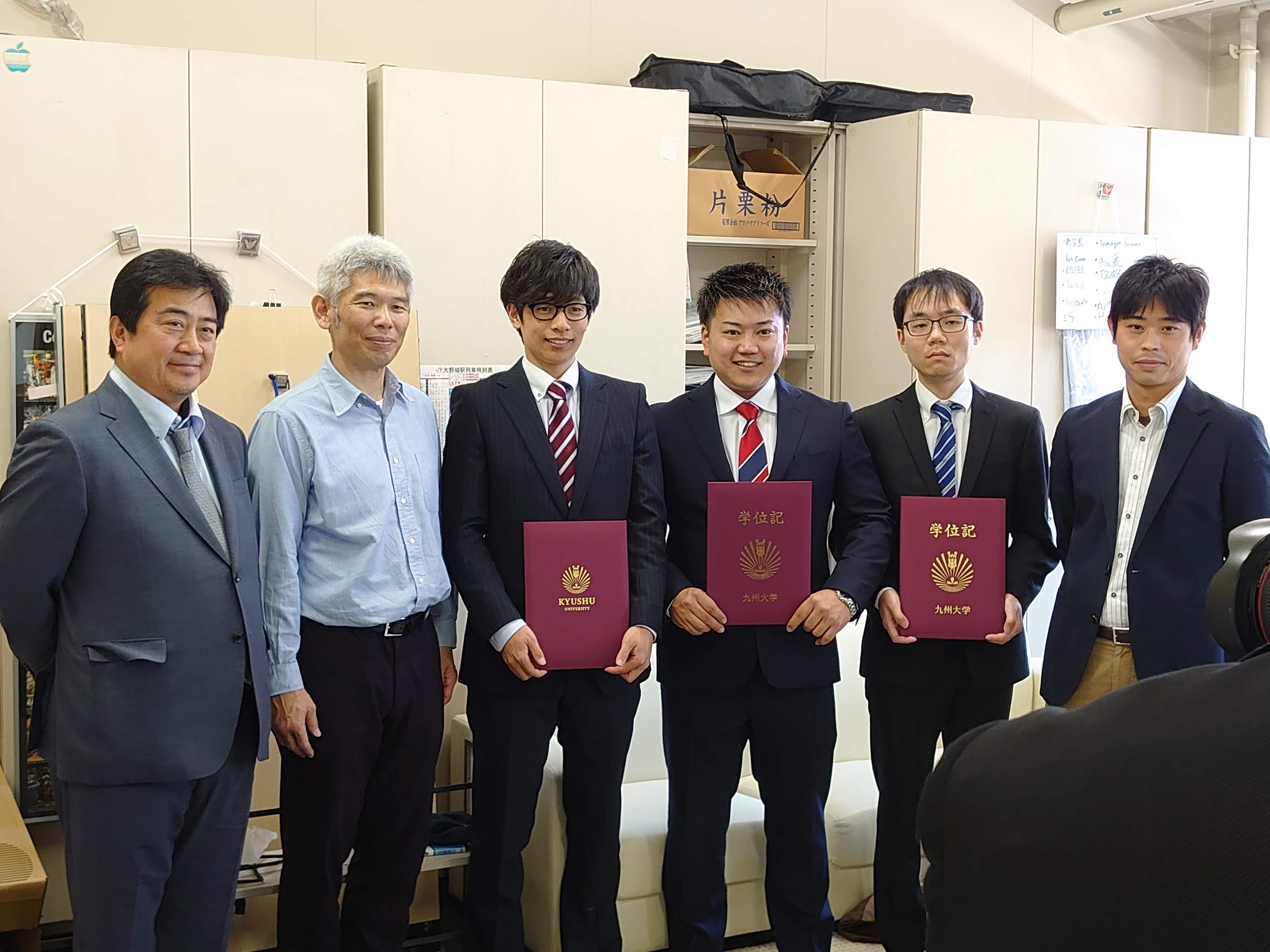 令和2年3月23日、惠良君、めでたく学位を授与されて。九大先端エネルギー理工専攻の稲垣研、小菅研の皆さんと。
