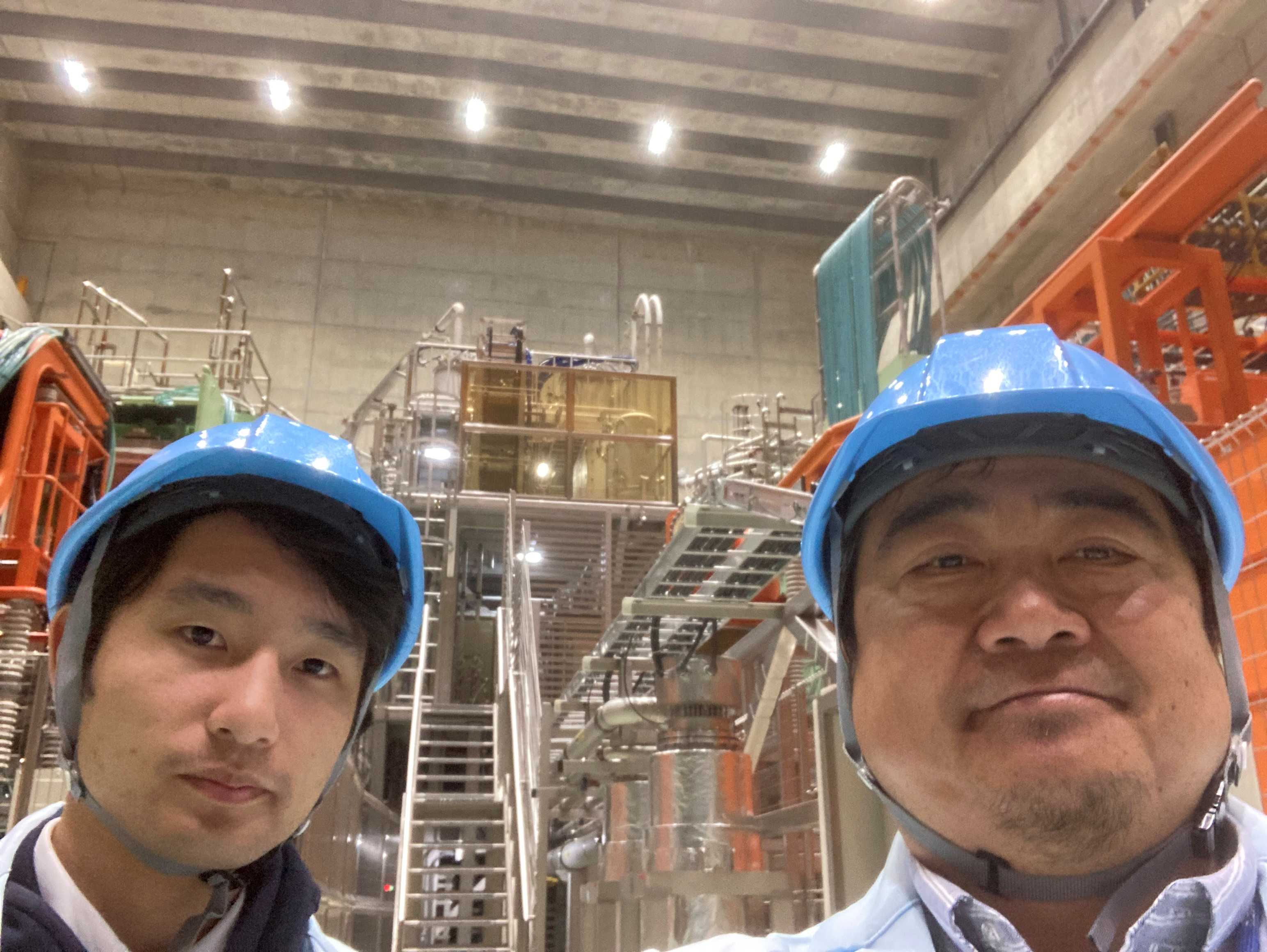 9月からNIFSで研究を始めた山田くん（M1）と大型ヘリカル装置（LHD）を見学（10/12）