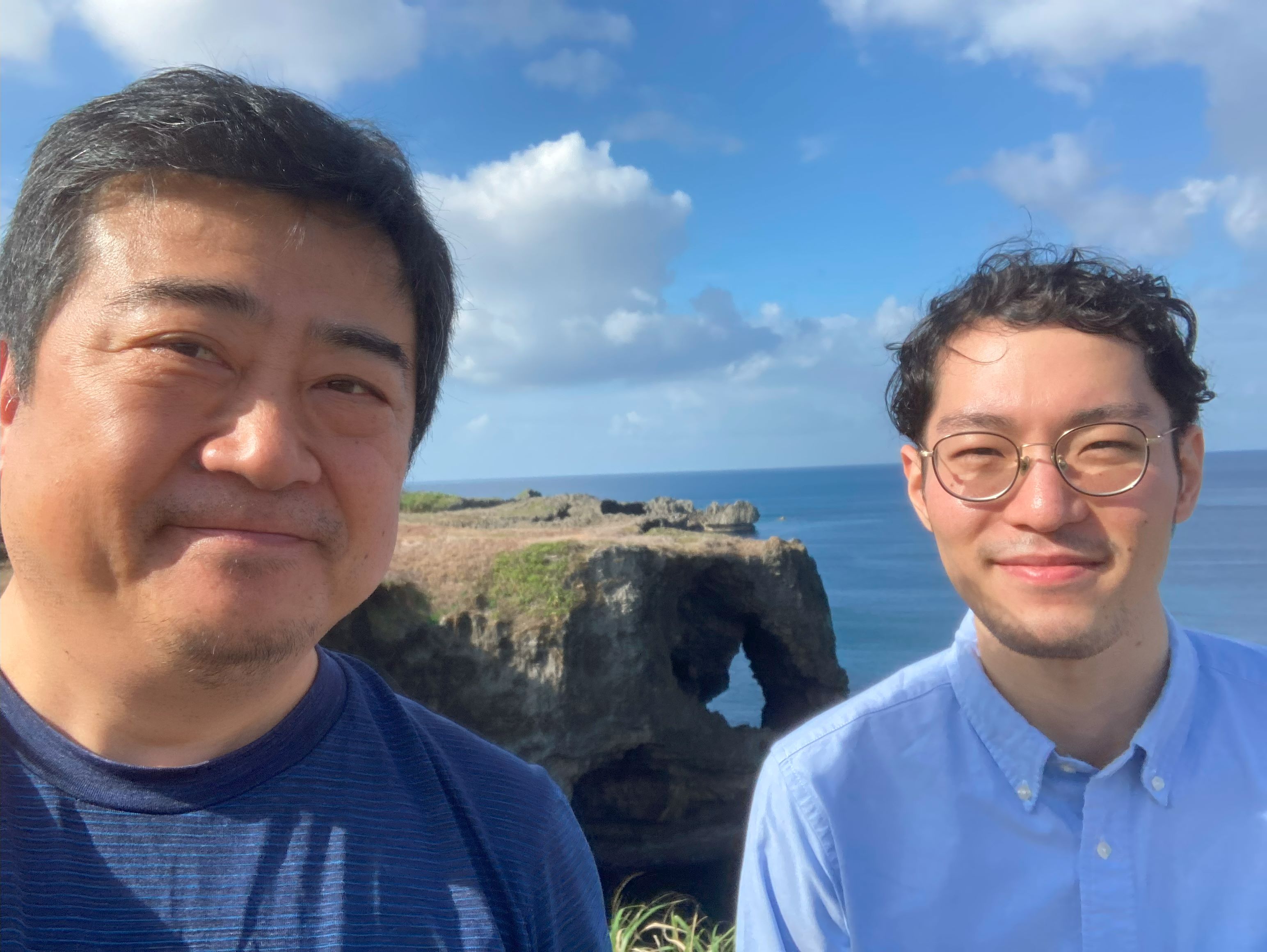 野口くん（右）と材料シミュレーション研究会に参加して（1/19＠万座毛、沖縄）