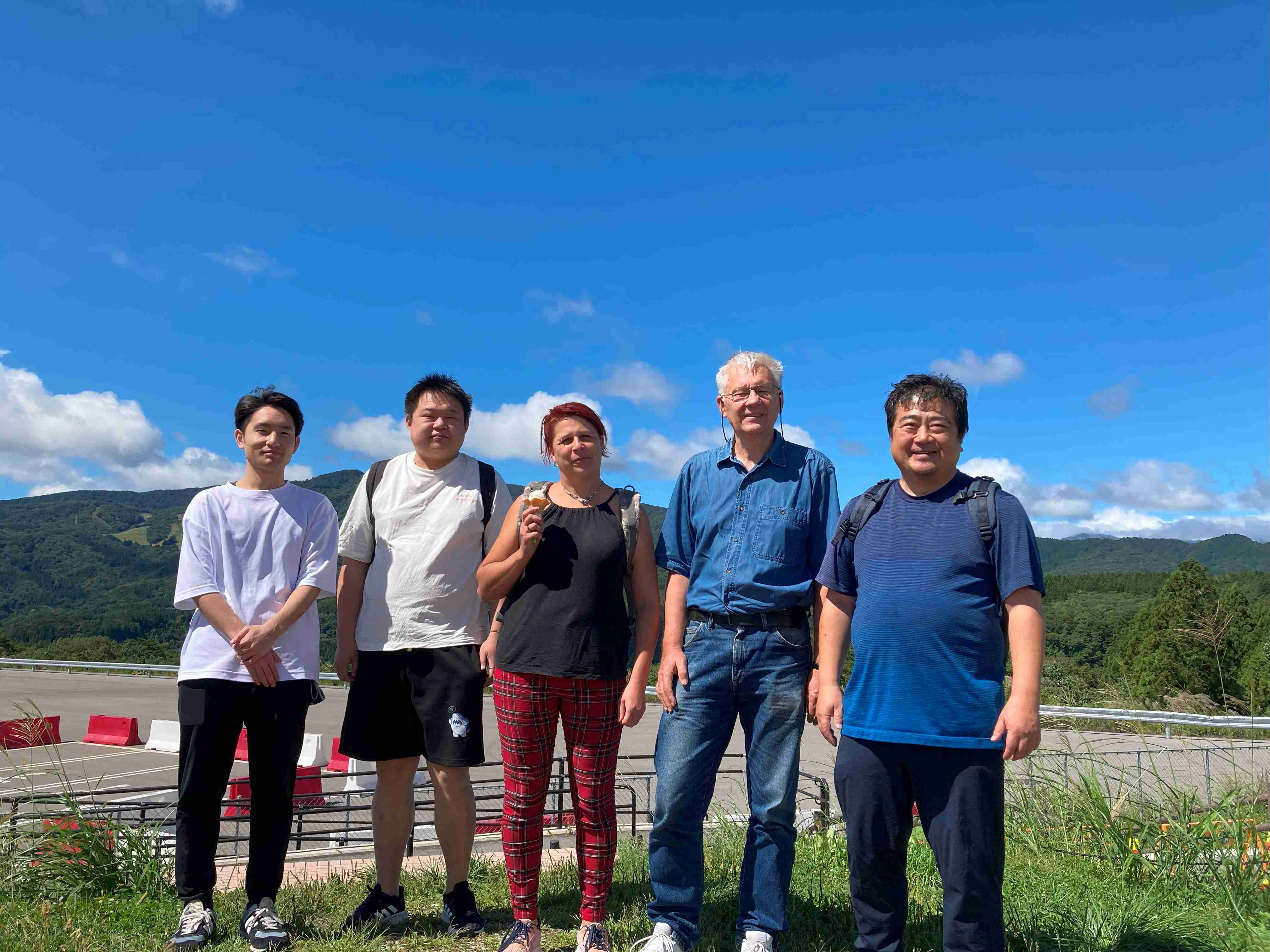 リトアニアのビリニュス大学から来所されたガイガラス博士（中央右）キトヴィエネ博士（中央左）と