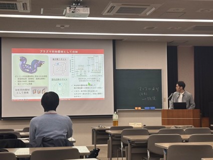 野口くんが、京都工芸繊維大学で12/1-4の期間行われたプラズマ・核融合学会 第42回年会に参加し、最終日の12/4に口頭発表を行いました。（本人の発表の様子）