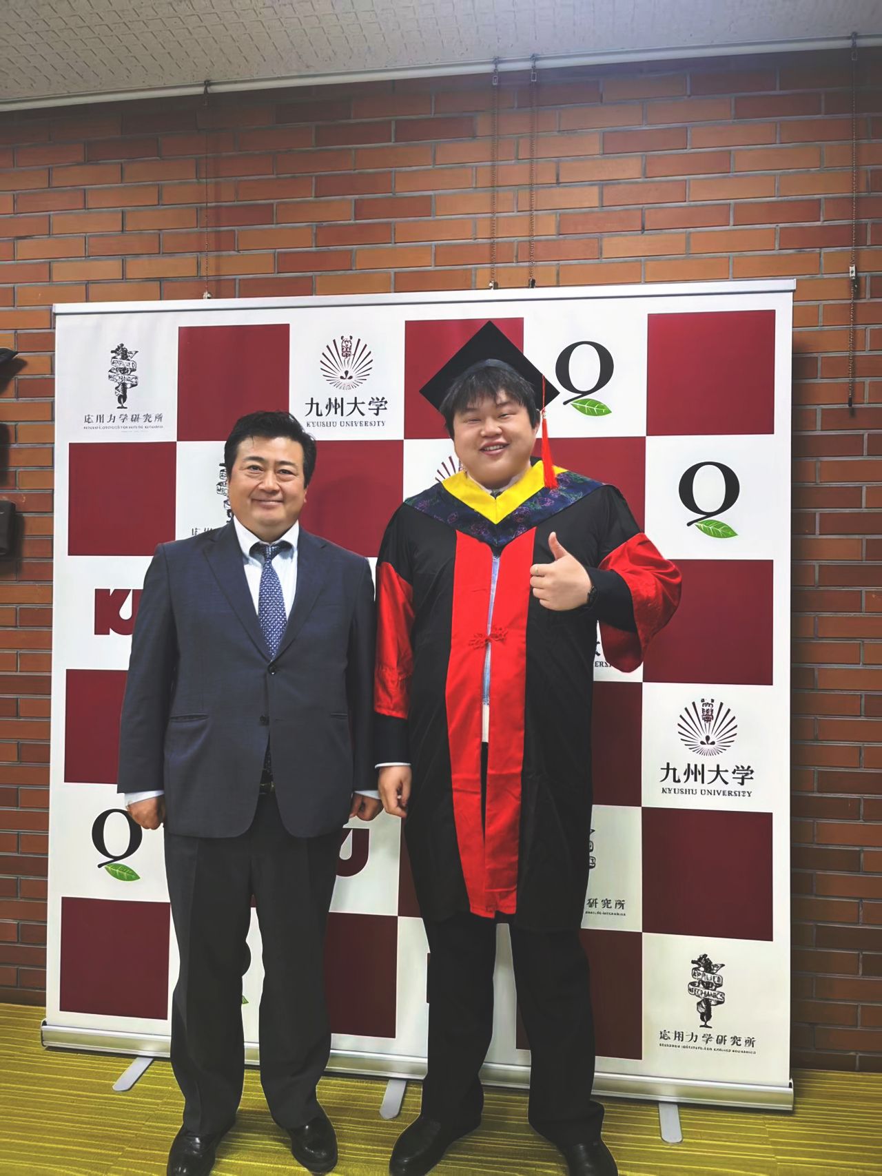 宋くん、博士の学位授与式を終えて（3/25＠九大筑紫キャンパス）