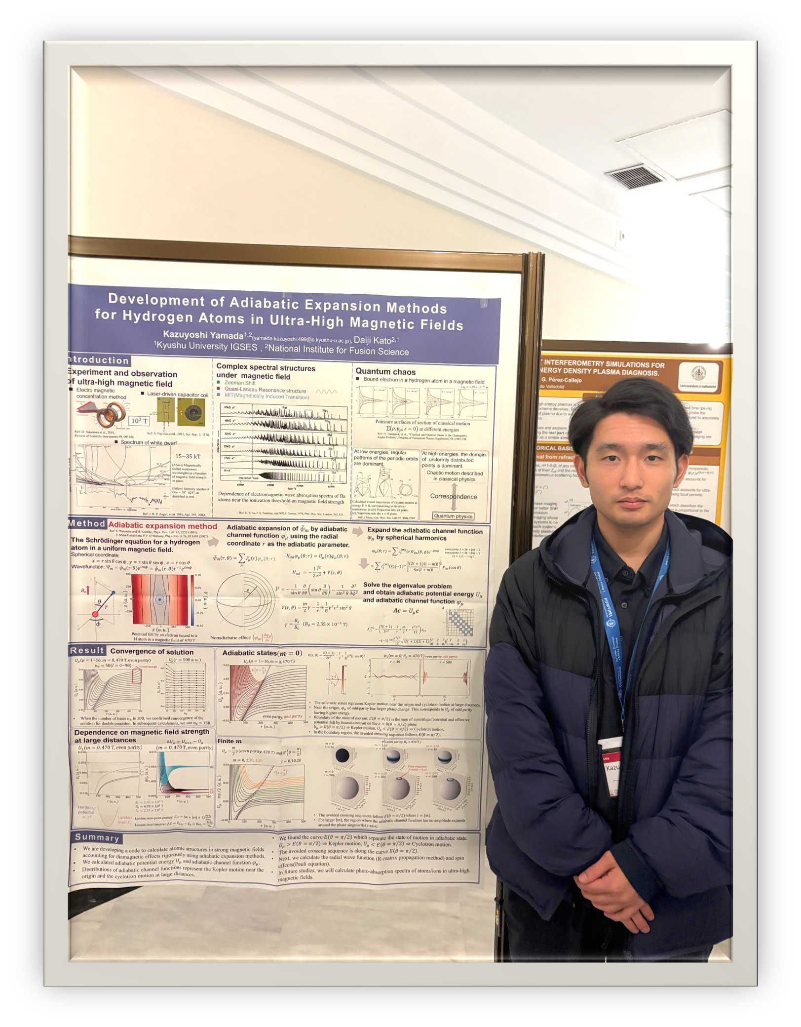 山田くんが、9/22-24にスペインのバリャドリド大学で開催された、原子データに関する国際スクールISAMDECに参加してポスター発表を行いました。（ポスターの前で）